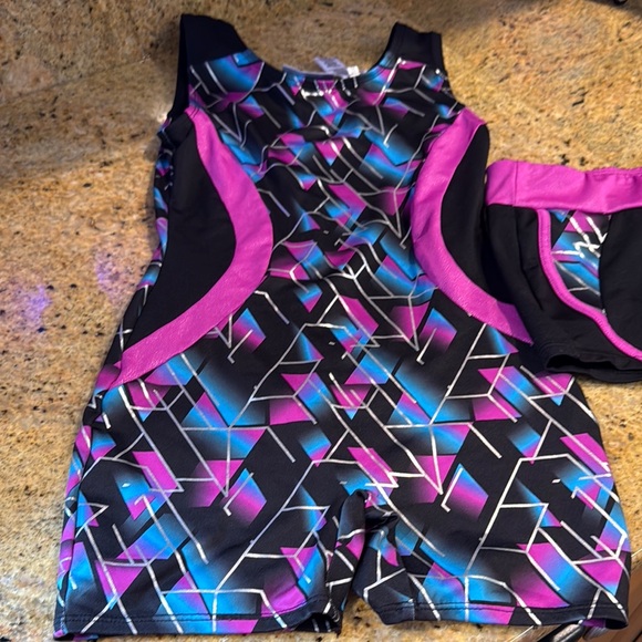 Geometric Patterned Athletic Set - Picture 2 of 4